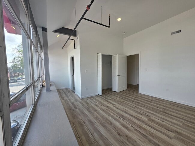 Building Photo - 2202 Lombard Ave