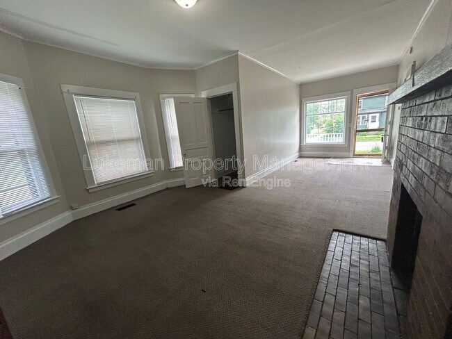 Building Photo - 802-806 West Cedar Street