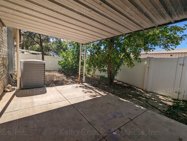 Building Photo - Two Bedroom Home