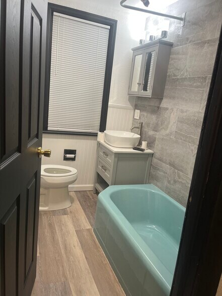 bathroom - 529 Linden Ave