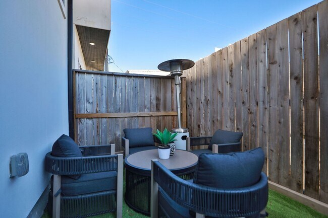 Building Photo - For Lease | 3 Bed, 3.5 Bath | 2,610 Sq Ft | Westheimer Estates |