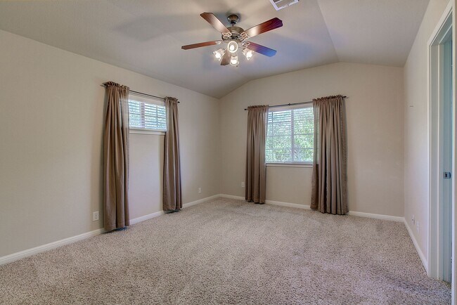 Building Photo - Immaculately Maintained 2/2.5 Townhome In ...