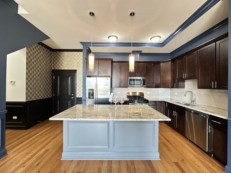 Building Photo - 520 N Western Ave