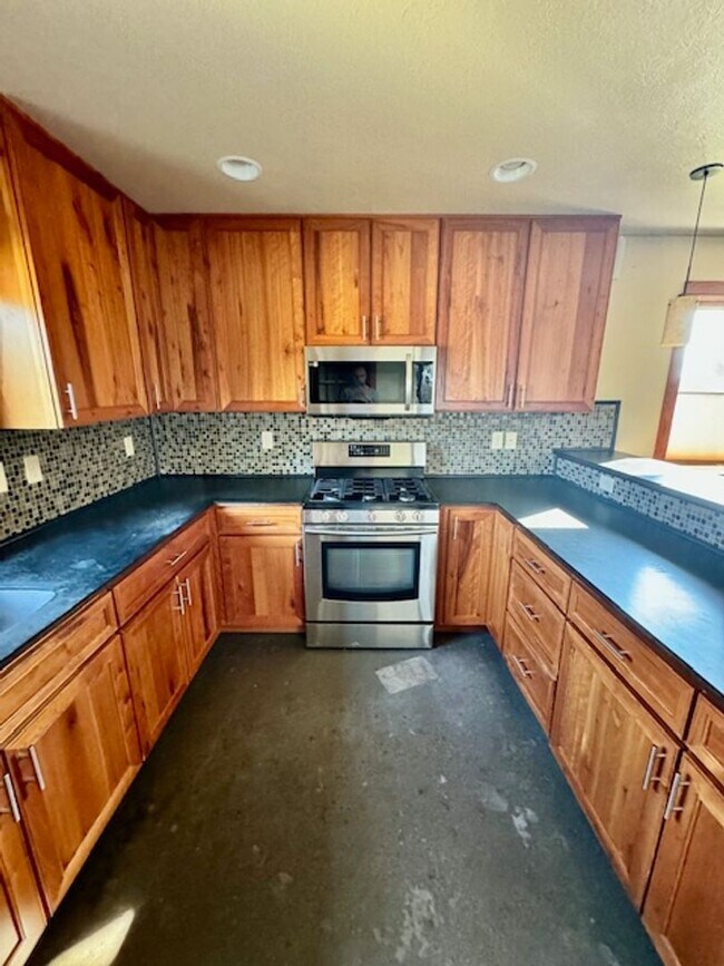 Building Photo - 3-Bedroom, 2-Bathroom Single-Level Home in Bozeman, MT