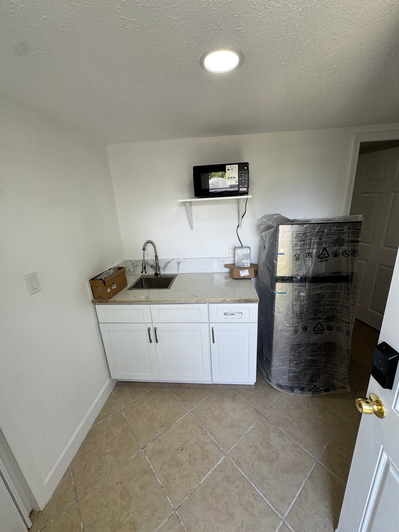 Building Photo - 1721 Manor Dr