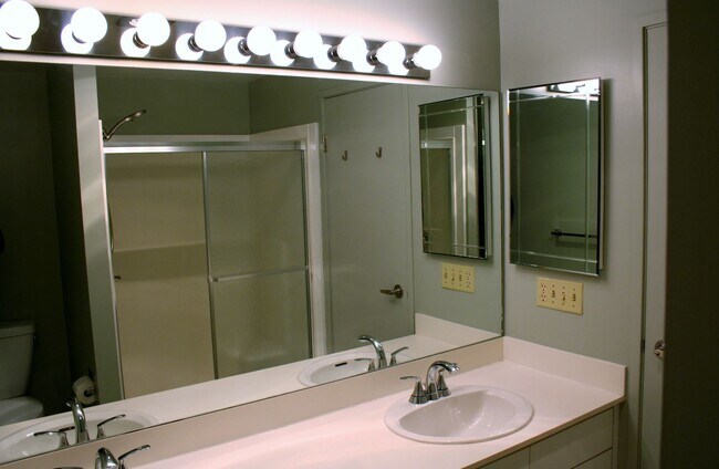 Building Photo - Beautiful 2 BR 2BA 2 story condo with laun...