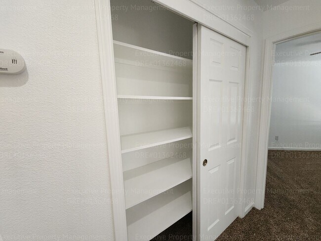 Building Photo - 5 bedrooms/ 2 baths Location Olive Dr/ Old Farm Rd