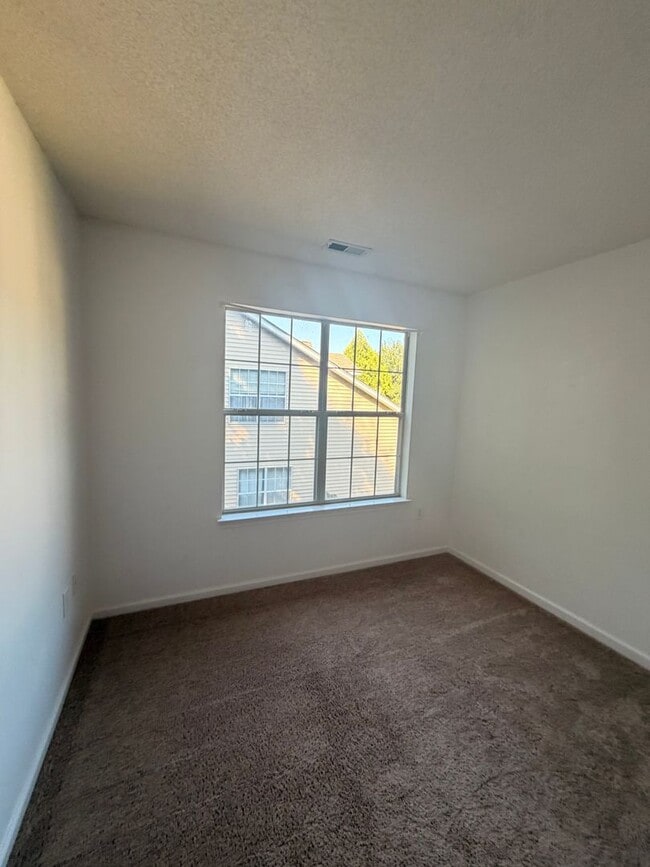 Building Photo - 325 Town Pointe Way