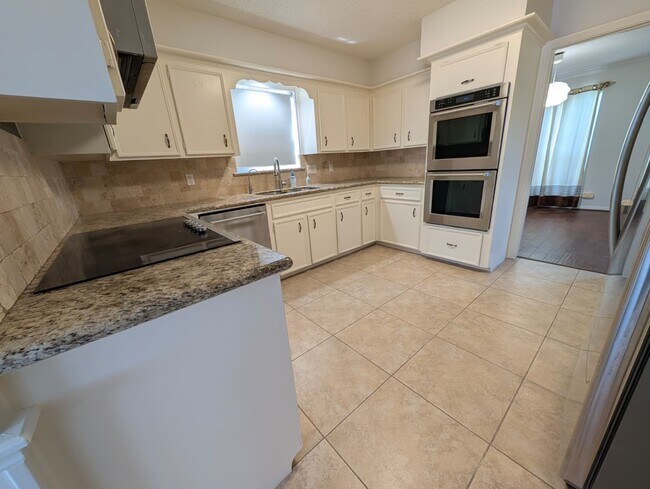 Building Photo - 11807 Highgrove Dr