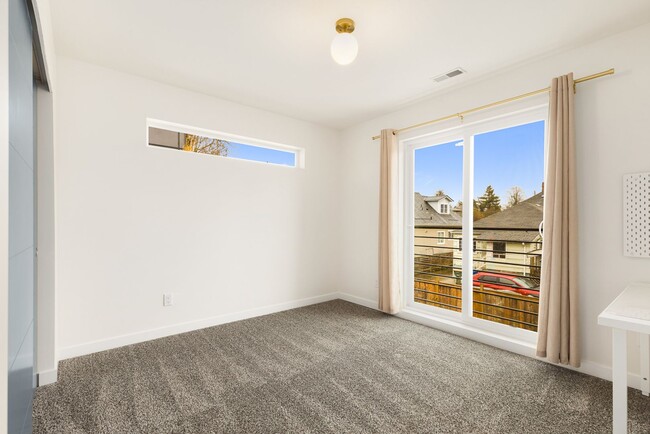 Building Photo - Seward Park Modern 3 Bedroom 3 Bath Home -...