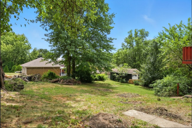 Building Photo - "Charming 3-Bed Retreat with Gleaming Hardwood Floors on Beacon Hill Avenue!"