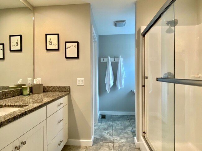 Building Photo - Newer Construction Close to Downtown Asheville