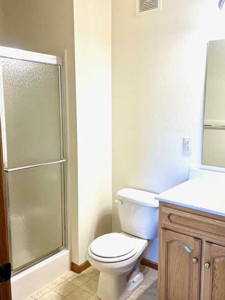3/4 Master Bath - 131 Oakridge Ave
