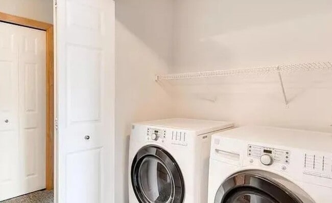 Building Photo - Modern Comfort & Convenience in Plymouth f...