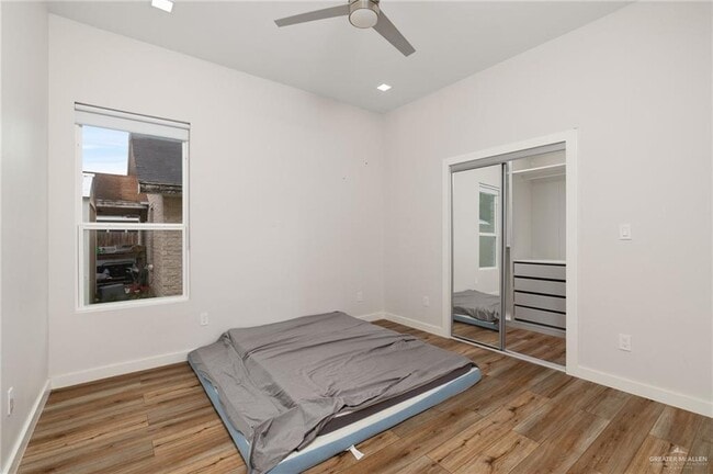 Building Photo - 2041 Lake View Dr