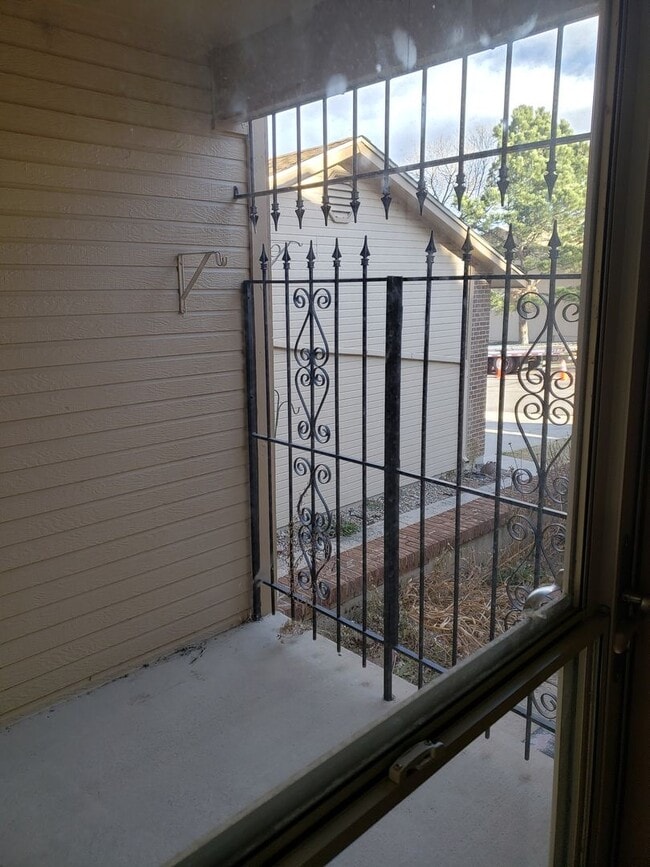 Building Photo - 2 BEDROOM, 2 1/2 BATH TOWNHOME W/2 CAR GAR...