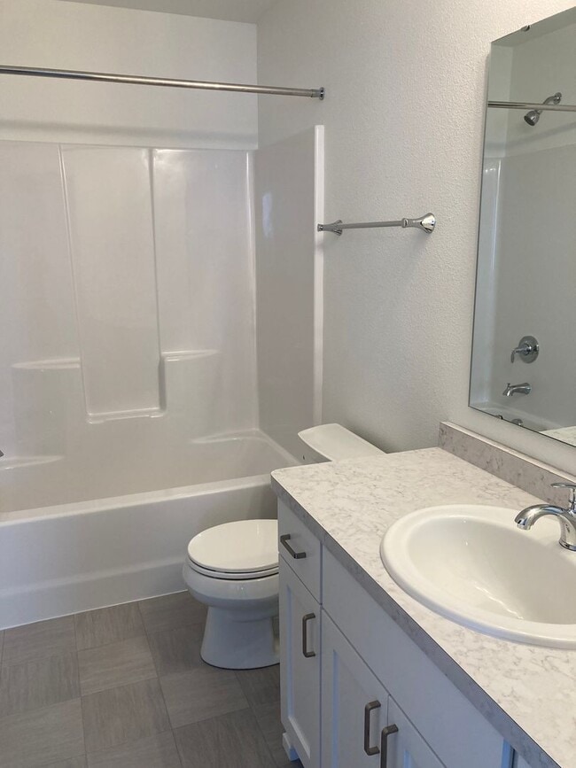 Building Photo - 4 Bed  3 Bath Twin Home