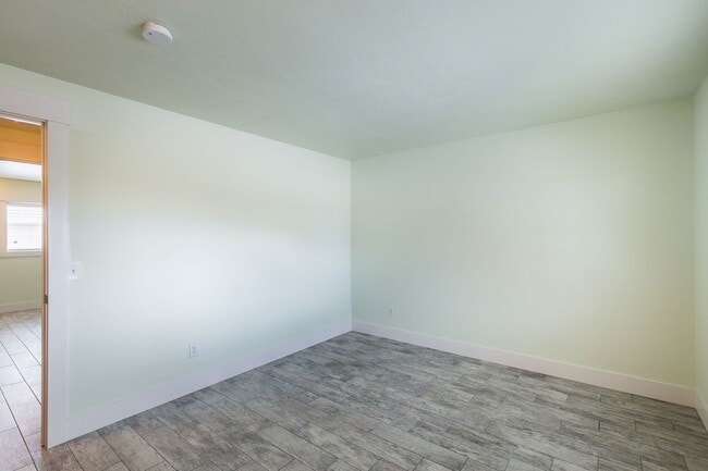 Building Photo - Newly Renovated 2 Bed 1.5 Bath Townhouse