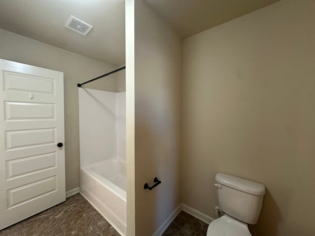 Building Photo - 549 W Holloway Dr