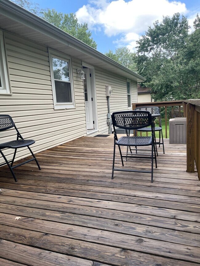 Building Photo - Great Location 3 bedroom 1 bath 1car garage