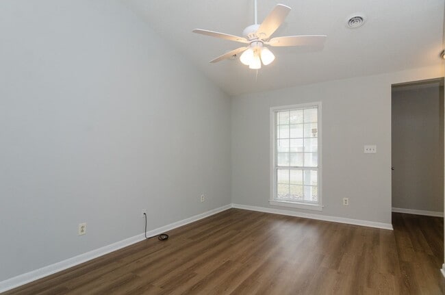 Building Photo - 818 Varsity Dr