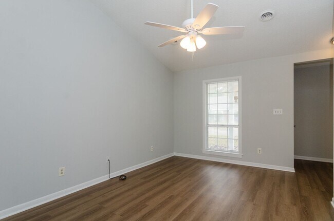 Building Photo - 819 Varsity Dr