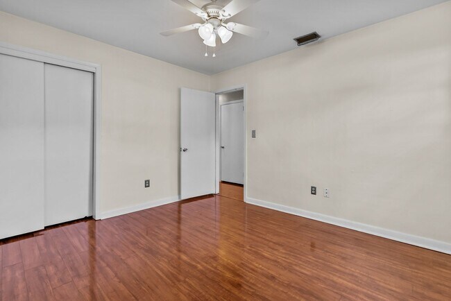 Building Photo - Great Location and Access to Interstate!