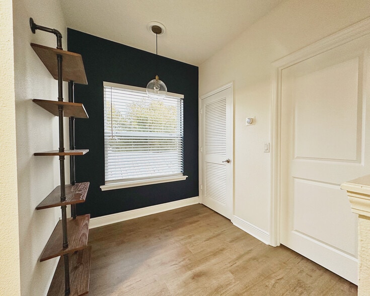 Versatile flex space ideal for a home office. - 1736 W Walnut St