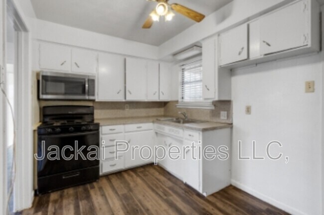 Building Photo - 814 E Centennial St