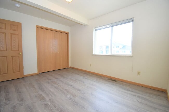 Building Photo - Beautiful 2 bedroom apartment with attached garage!