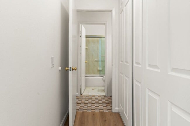 Building Photo - Modern 1-Bed w/ Balcony & Views Near Piedmont