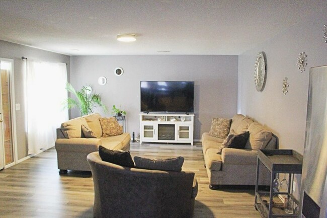 SAMPLE FURNISHINGS - 2619 E Conquest St