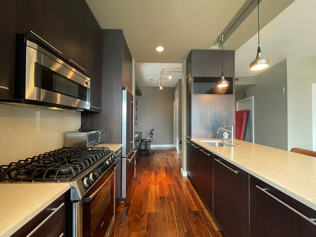 Building Photo - Incredible 1Bd/1Ba Fully Furnished Condo in the Pearl!!!! Corner Unit with Spectacular Views & Ga...