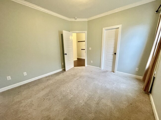 Building Photo - 5 bed, 3 bath Nest in Surrey Meadows