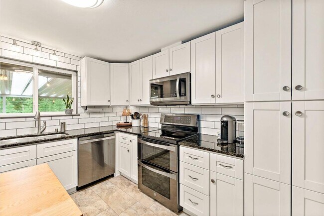 Building Photo - Spacious 4 Bed Lakewood Home w/ 2 Kitchens...