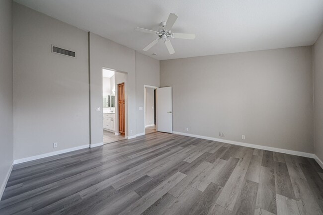 Building Photo - Welcome to this Charming 3 BEDROOM , 2 BAT...