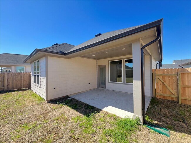 Building Photo - 7238 Clearwater Cv Dr