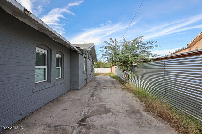 Building Photo - 126 S 10th Ave
