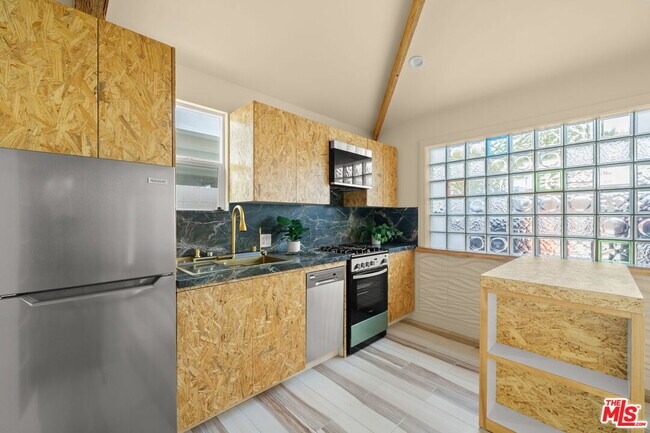 Building Photo - 621 Rose Ave