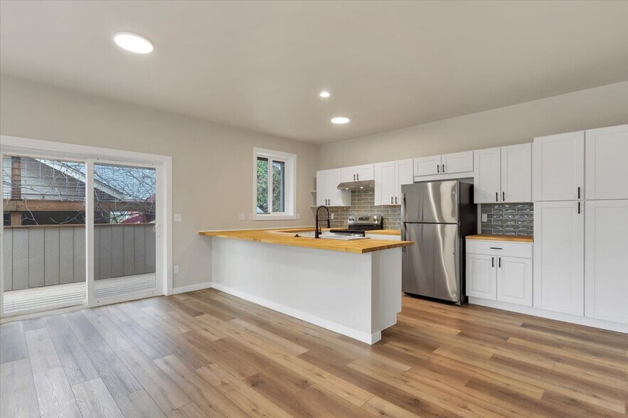 Building Photo - 1094 15th St SE