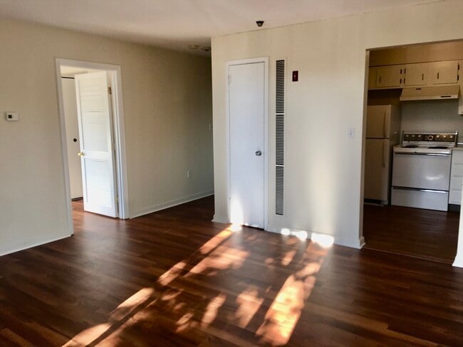 Building Photo - 1006 Paradise Rd