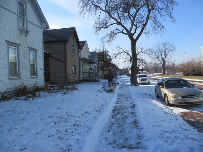 Building Photo - Large Three Bedroom, 1.5 Bathroom Home hal...