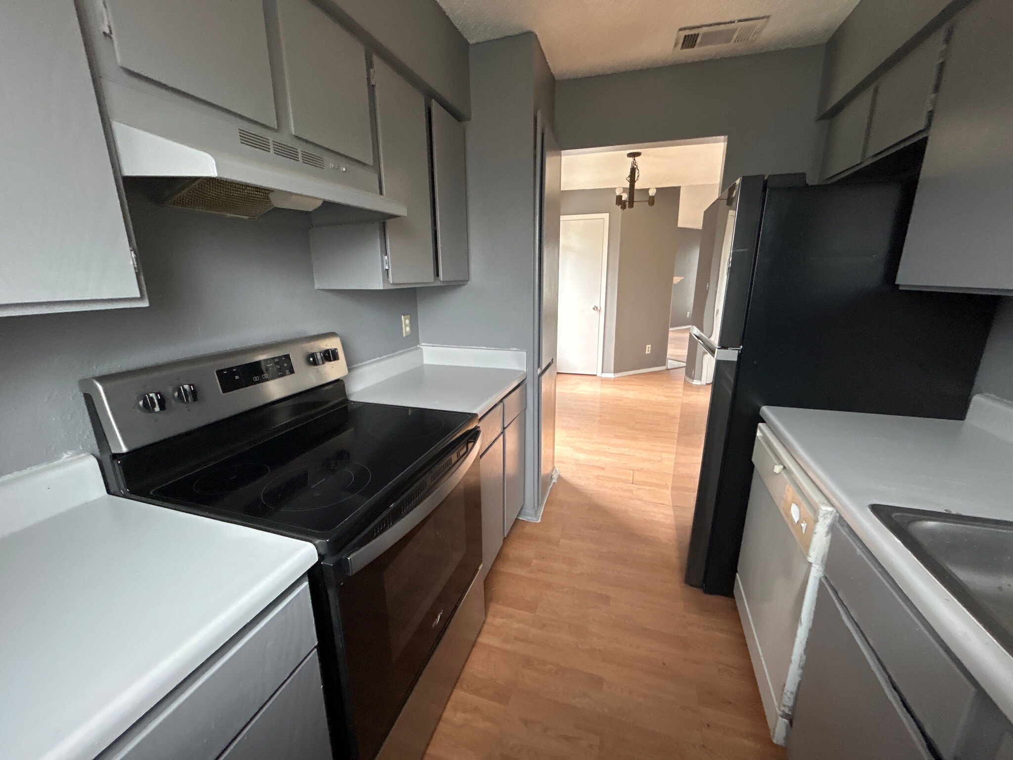 Building Photo - Room in Apartment on West Loop