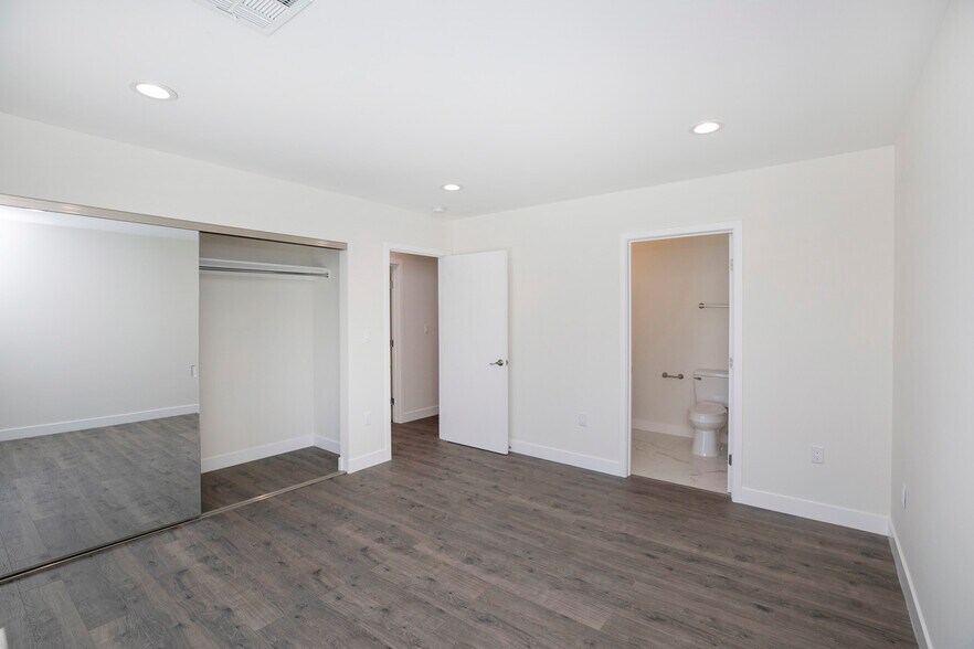 Building Photo - 10422 Woodley Ave