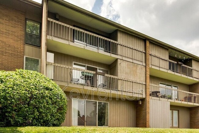 Building Photo - 530 Berlin Dr