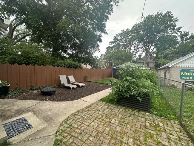 Building Photo - Charming 3BR/2.5BA Home For Rent in Highla...