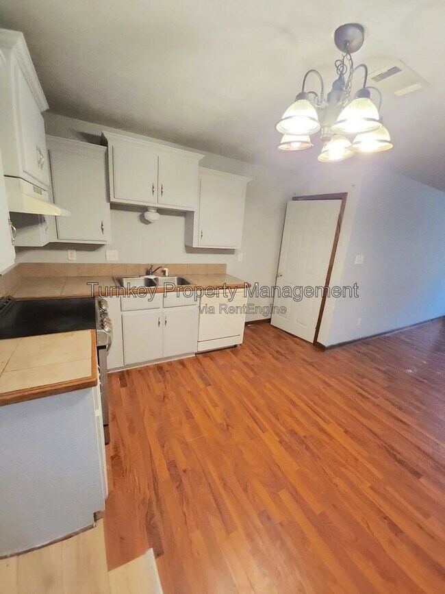 Building Photo - 506 S Pool St