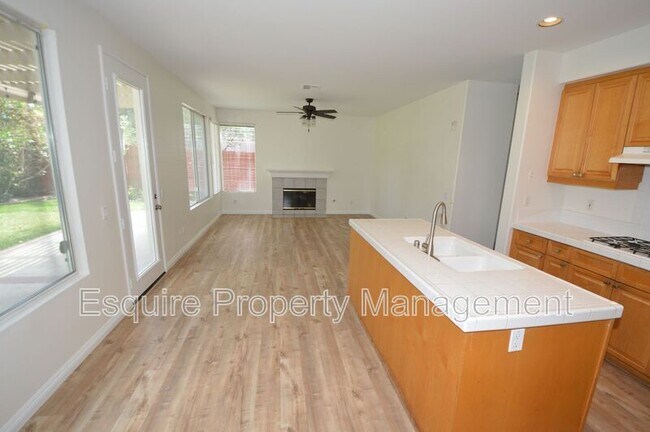 Building Photo - 658 Avenida Valencia