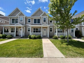 Building Photo - Gorgeous Townhome right on the river!