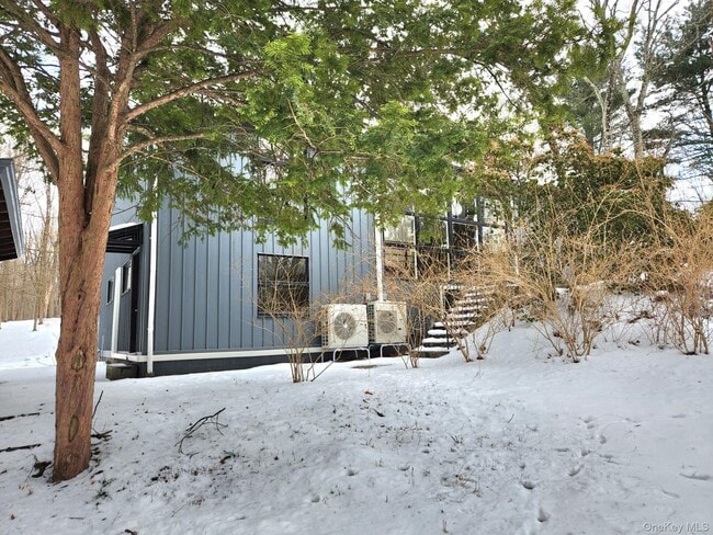 Building Photo - 568 River Rd